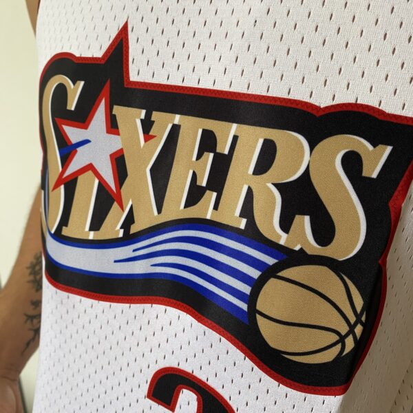 Camiseta Regata Basquete NBA Philadelphia 76ers Sixers 3 Allen Iverson Mitchell & Ness Branca 1997/98 - Imagem 5