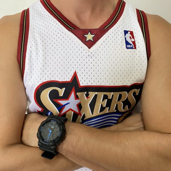 Camiseta Regata Basquete NBA Philadelphia 76ers Sixers 3 Allen Iverson Mitchell & Ness Branca 1997/98 - Imagem 6