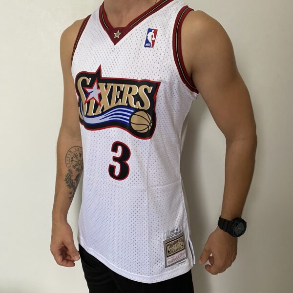 Camiseta Regata Basquete NBA Philadelphia 76ers Sixers 3 Allen Iverson Mitchell & Ness Branca 1997/98 - Imagem 7
