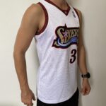 Camiseta Regata Basquete NBA Philadelphia 76ers Sixers 3 Allen Iverson Mitchell & Ness Branca 1997/98 - Imagem 8