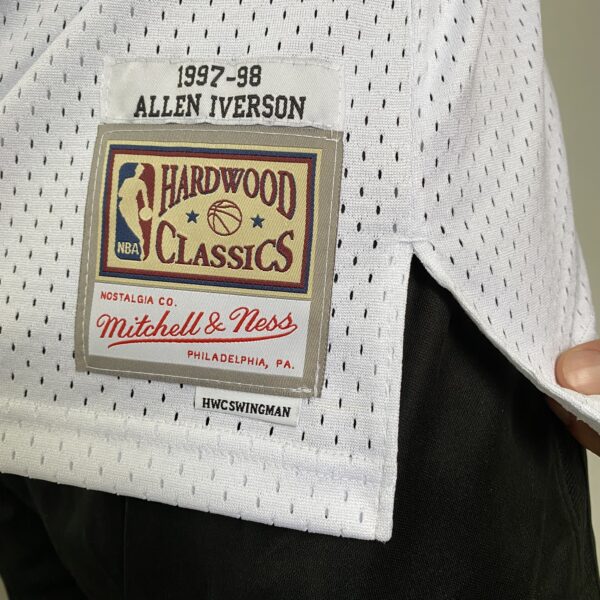 Camiseta Regata Basquete NBA Philadelphia 76ers Sixers 3 Allen Iverson Mitchell & Ness Branca 1997/98 - Imagem 9