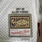 Camiseta Regata Basquete NBA Philadelphia 76ers Sixers 3 Allen Iverson Mitchell & Ness Branca 1997/98 - Imagem 10