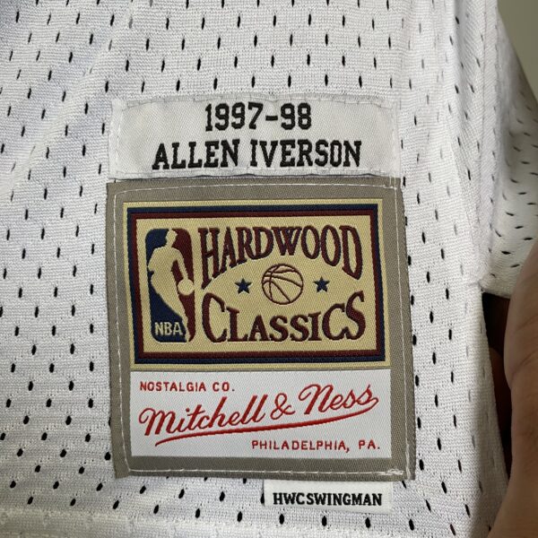 Camiseta Regata Basquete NBA Philadelphia 76ers Sixers 3 Allen Iverson Mitchell & Ness Branca 1997/98 - Imagem 10