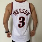 Camiseta Regata Basquete NBA Philadelphia 76ers Sixers 3 Allen Iverson Mitchell & Ness Branca 1997/98 - Imagem 11