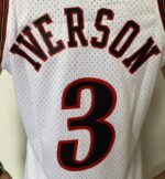 Camiseta Regata Basquete NBA Philadelphia 76ers Sixers 3 Allen Iverson Mitchell & Ness Branca 1997/98 - Imagem 12