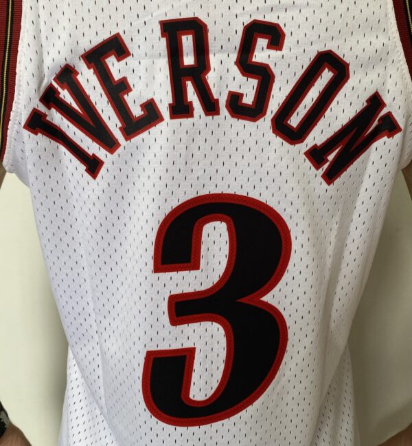 Camiseta Regata Basquete NBA Philadelphia 76ers Sixers 3 Allen Iverson Mitchell & Ness Branca 1997/98 - Imagem 12