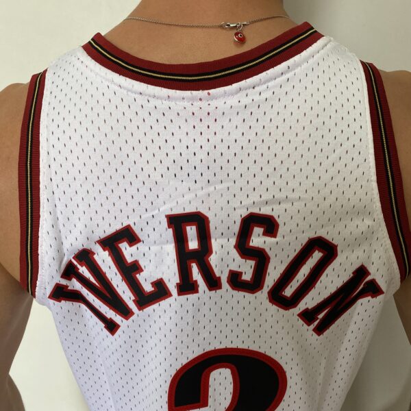 Camiseta Regata Basquete NBA Philadelphia 76ers Sixers 3 Allen Iverson Mitchell & Ness Branca 1997/98 - Imagem 13