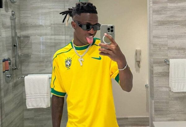 camisa-nike-brasil-98-1-e1718944037283 Camisa Retrô Clássica Seleção Brasileira Brasil – Nike Masculina – Amarela – 1998 - Imagem 24