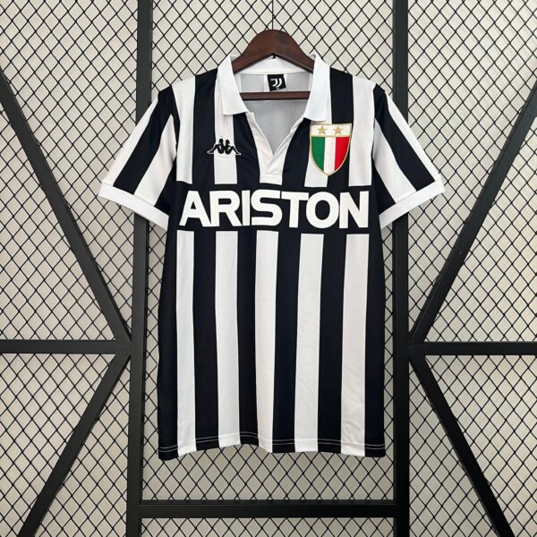 2024-05-19 20.50.43 Camisa Retrô Juventus Home 1984/85 Kappa - Imagem 1