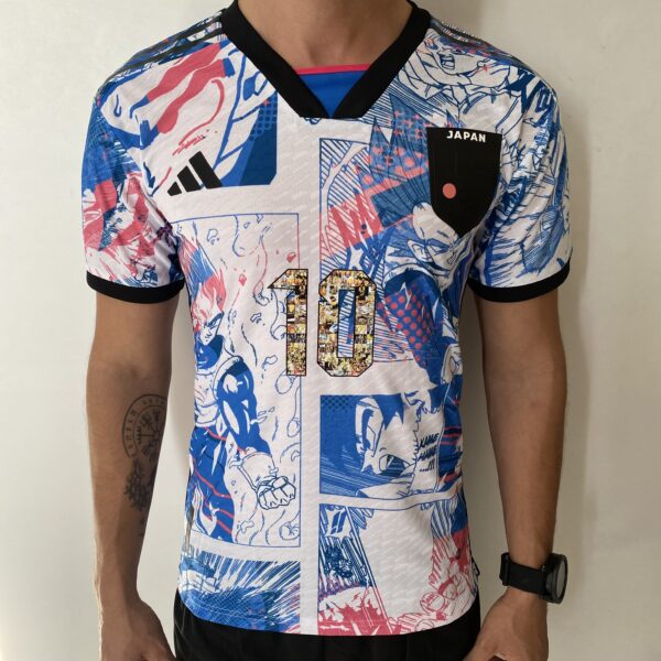 Camisa Seleção Japão - Edição Especial Versão Anime - Dragon-Ball Z - Tsubasa 10 - Versão Jogador 2022/23 Adidas - Branca - Imagem 1
