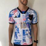 Camisa Seleção Japão - Edição Especial Versão Anime - Dragon-Ball Z - Tsubasa 10 - Versão Jogador 2022/23 Adidas - Branca - Imagem 2