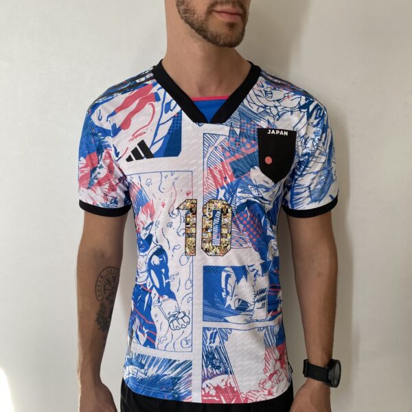 Camisa Seleção Japão - Edição Especial Versão Anime - Dragon-Ball Z - Tsubasa 10 - Versão Jogador 2022/23 Adidas - Branca - Imagem 2