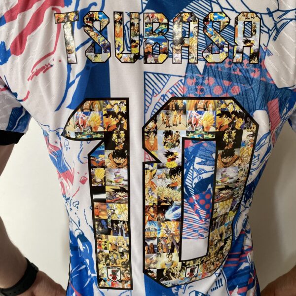 Camisa Seleção Japão - Edição Especial Versão Anime - Dragon-Ball Z - Tsubasa 10 - Versão Jogador 2022/23 Adidas - Branca - Imagem 18
