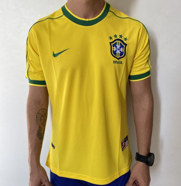 2024-07-04 15.42.19 Camisa Retrô Clássica Seleção Brasileira Brasil – Nike Masculina – Amarela – 1998 - Imagem 1