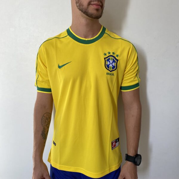 2024-07-04 15.42.30 Camisa Retrô Clássica Seleção Brasileira Brasil – Nike Masculina – Amarela – 1998 - Imagem 2