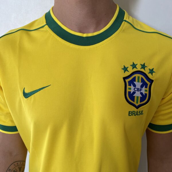 2024-07-04 15.42.43 Camisa Retrô Clássica Seleção Brasileira Brasil – Nike Masculina – Amarela – 1998 - Imagem 3