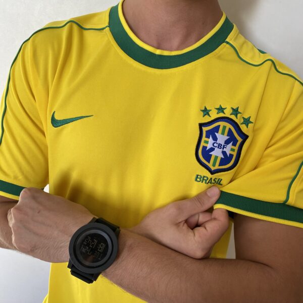2024-07-04 15.46.31 Camisa Retrô Clássica Seleção Brasileira Brasil – Nike Masculina – Amarela – 1998 - Imagem 12