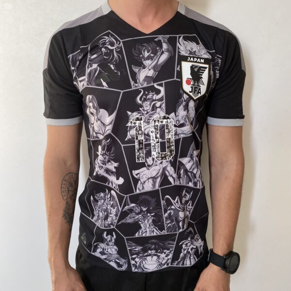 Camisa Seleção Japão - Edição Especial Versão Anime - Cavaleiros do Zodíaco - Tsubasa 10 - Versão Jogador 2022/23 Adidas - Preta - Imagem 1