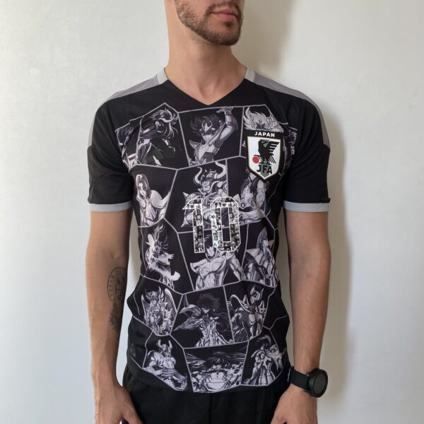 Camisa Seleção Japão - Edição Especial Versão Anime - Cavaleiros do Zodíaco - Tsubasa 10 - Versão Jogador 2022/23 Adidas - Preta - Imagem 2