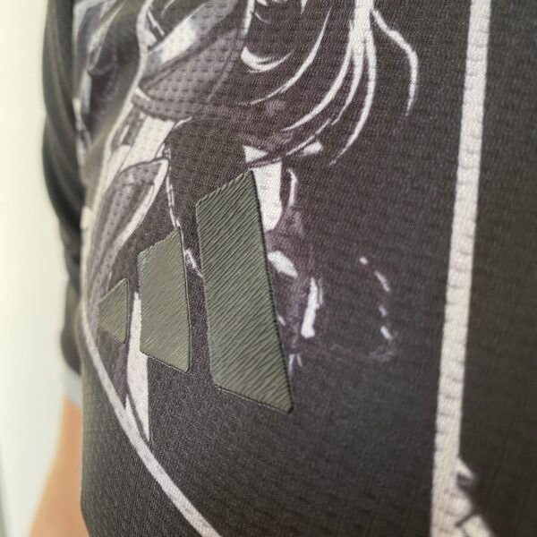 Camisa Seleção Japão - Edição Especial Versão Anime - Cavaleiros do Zodíaco - Tsubasa 10 - Versão Jogador 2022/23 Adidas - Preta - Imagem 5