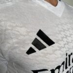 Camisa Real Madrid Home Versão Jogador 24/2025 Adidas Branca - Imagem 7