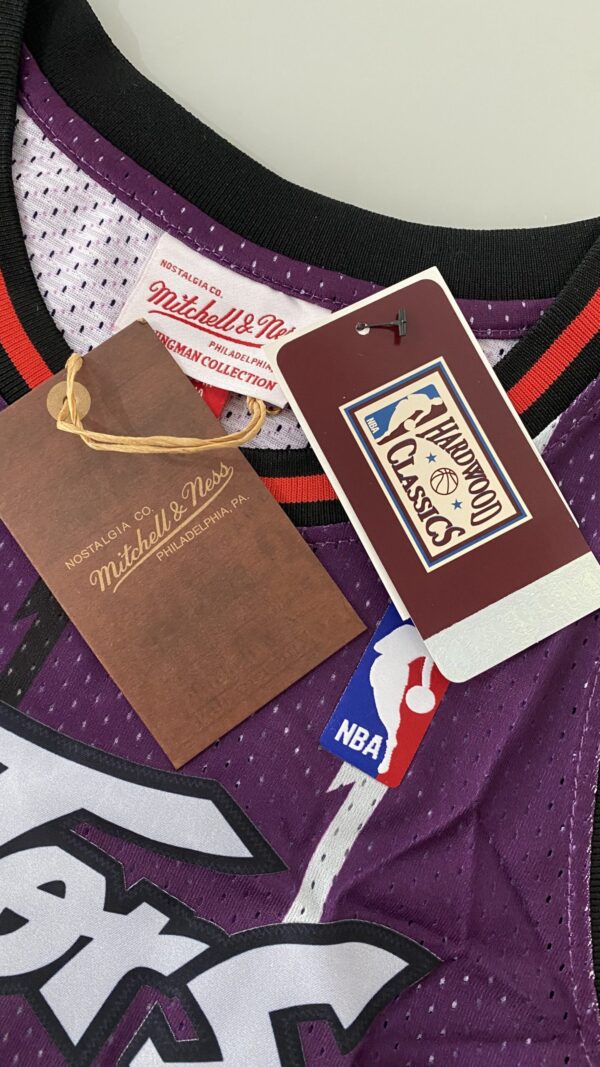 Camiseta Regata NBA Toronto Raptors 15 Carter Mitchell & Ness Roxa 1998/99 - Imagem 17