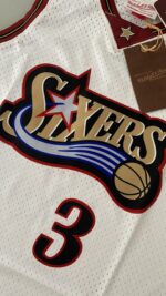 Camiseta Regata Basquete NBA Philadelphia 76ers Sixers 3 Allen Iverson Mitchell & Ness Branca 1997/98 - Imagem 14
