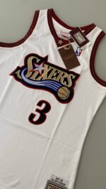 Camiseta Regata Basquete NBA Philadelphia 76ers Sixers 3 Allen Iverson Mitchell & Ness Branca 1997/98 - Imagem 15