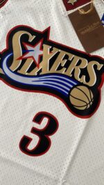 Camiseta Regata Basquete NBA Philadelphia 76ers Sixers 3 Allen Iverson Mitchell & Ness Branca 1997/98 - Imagem 16