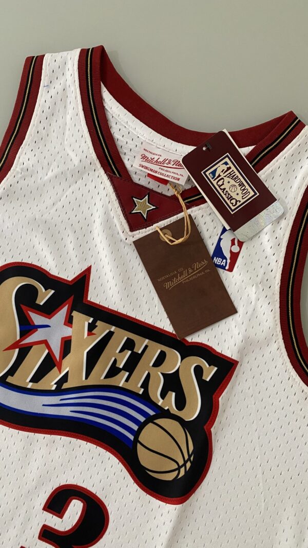 Camiseta Regata Basquete NBA Philadelphia 76ers Sixers 3 Allen Iverson Mitchell & Ness Branca 1997/98 - Imagem 17