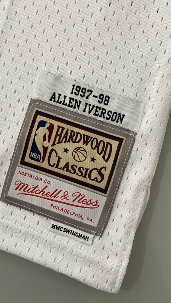 Camiseta Regata Basquete NBA Philadelphia 76ers Sixers 3 Allen Iverson Mitchell & Ness Branca 1997/98 - Imagem 18