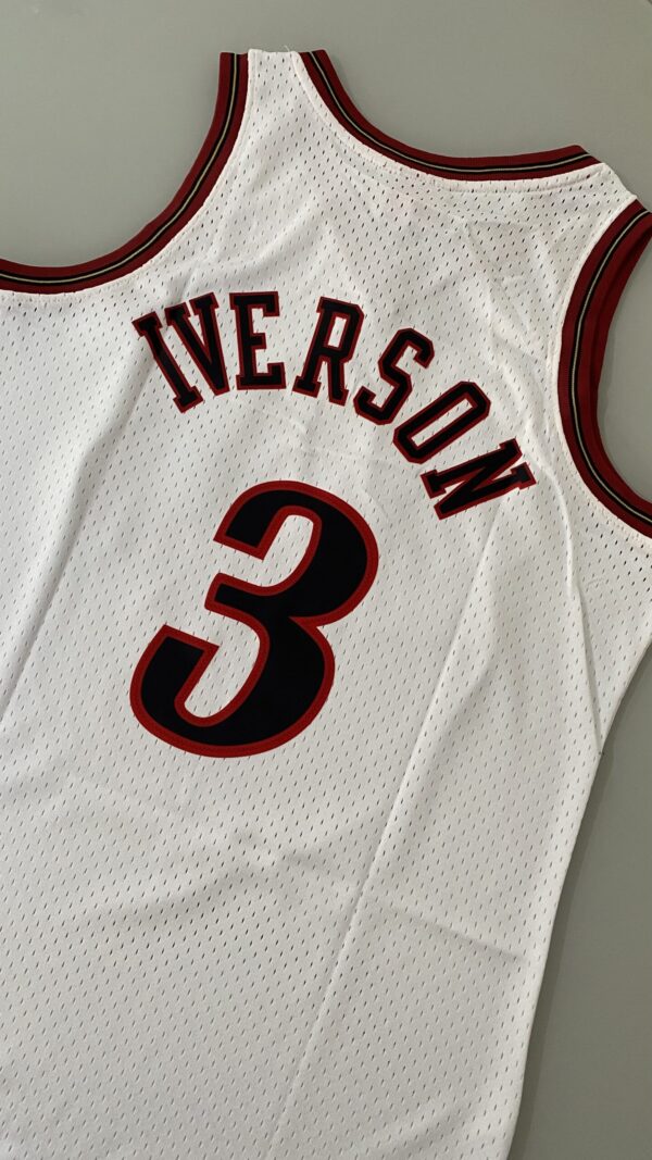 Camiseta Regata Basquete NBA Philadelphia 76ers Sixers 3 Allen Iverson Mitchell & Ness Branca 1997/98 - Imagem 19