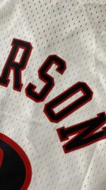 Camiseta Regata Basquete NBA Philadelphia 76ers Sixers 3 Allen Iverson Mitchell & Ness Branca 1997/98 - Imagem 21