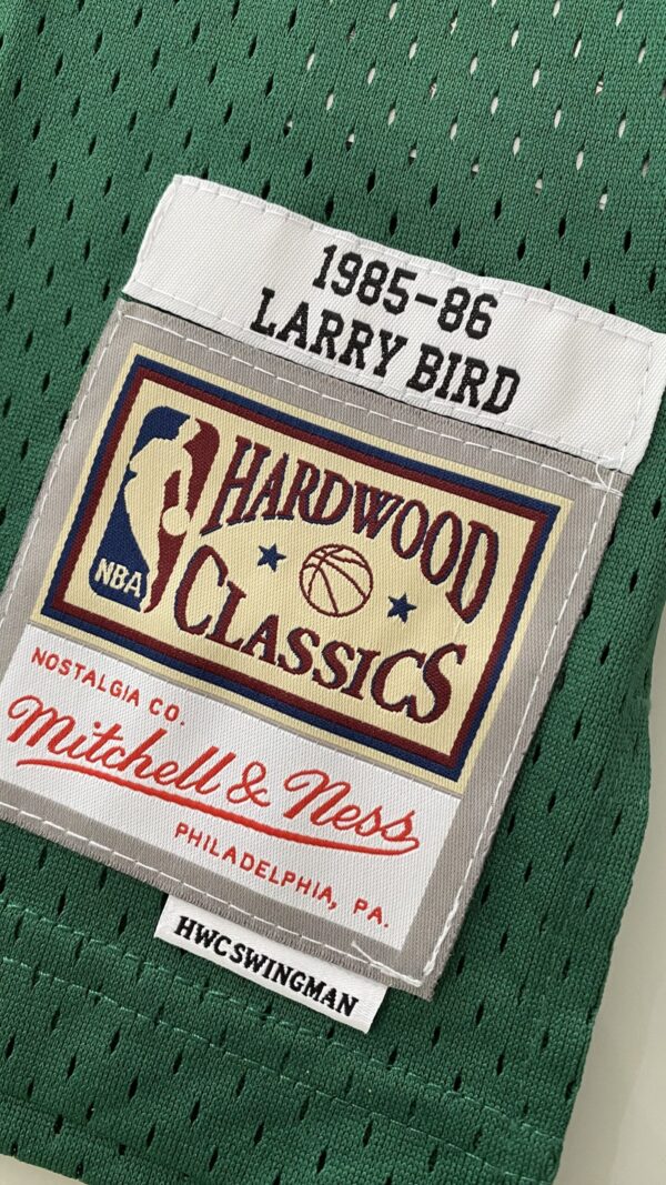 Camiseta Regata Basquete NBA Boston Celtics 33 Larry Bird Mitchell & Ness Verde 1985/86 - Imagem 21