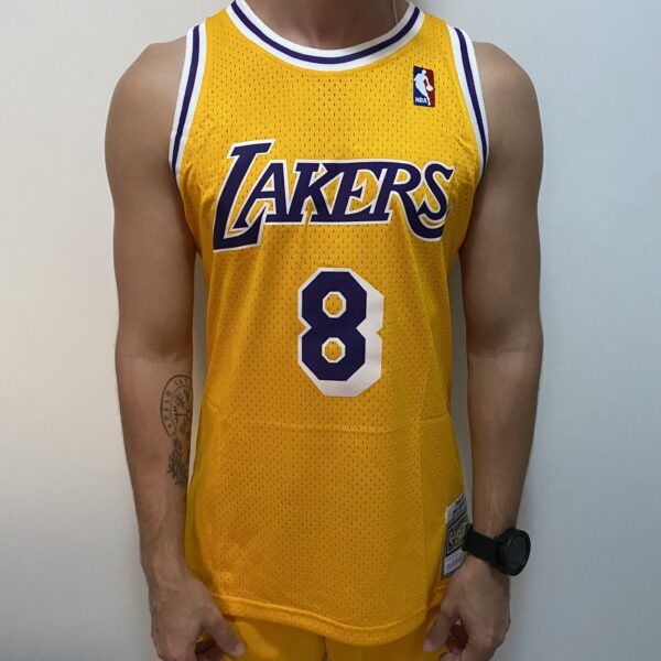 Camiseta Regata Basquete NBA Los Angeles Lakers 8 Kobe Bryant Mitchell & Ness Amarela 1996/97 - Imagem 1