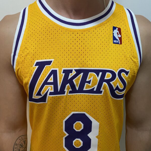 Camiseta Regata Basquete NBA Los Angeles Lakers 8 Kobe Bryant Mitchell & Ness Amarela 1996/97 - Imagem 2