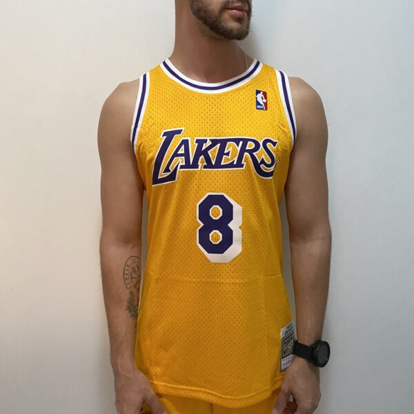 Camiseta Regata Basquete NBA Los Angeles Lakers 8 Kobe Bryant Mitchell & Ness Amarela 1996/97 - Imagem 3
