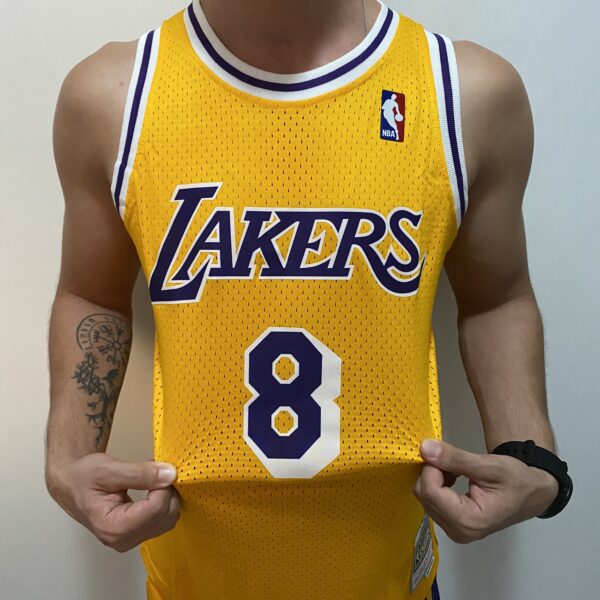 Camiseta Regata Basquete NBA Los Angeles Lakers 8 Kobe Bryant Mitchell & Ness Amarela 1996/97 - Imagem 6