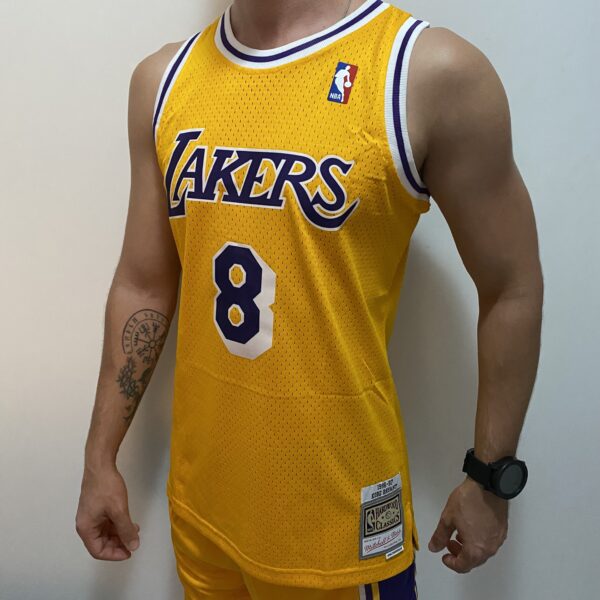 Camiseta Regata Basquete NBA Los Angeles Lakers 8 Kobe Bryant Mitchell & Ness Amarela 1996/97 - Imagem 8