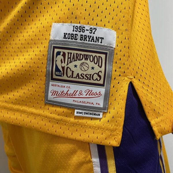 Camiseta Regata Basquete NBA Los Angeles Lakers 8 Kobe Bryant Mitchell & Ness Amarela 1996/97 - Imagem 10