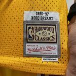 Camiseta Regata Basquete NBA Los Angeles Lakers 8 Kobe Bryant Mitchell & Ness Amarela 1996/97 - Imagem 11