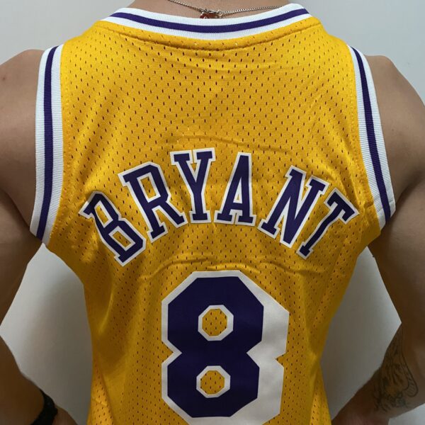 Camiseta Regata Basquete NBA Los Angeles Lakers 8 Kobe Bryant Mitchell & Ness Amarela 1996/97 - Imagem 14
