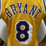 Camiseta Regata Basquete NBA Los Angeles Lakers 8 Kobe Bryant Mitchell & Ness Amarela 1996/97 - Imagem 15