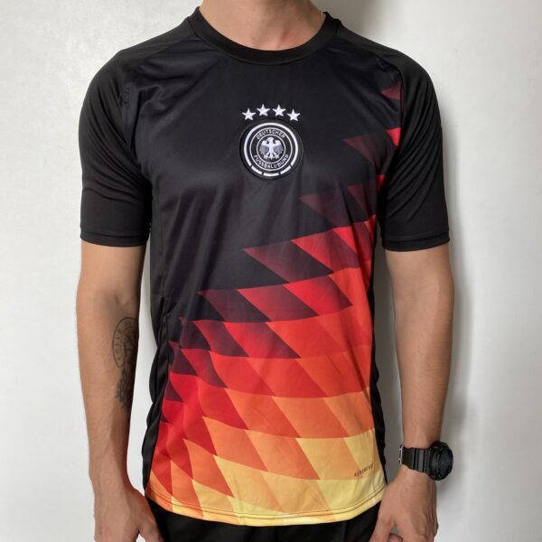 2024-08-15 15.10.20 Camisa Seleção Alemanha Pré-Jogo 2024/25 - Torcedor Masculina - Preto Predominante - EuroCopa 2024 Adidas - Imagem 1
