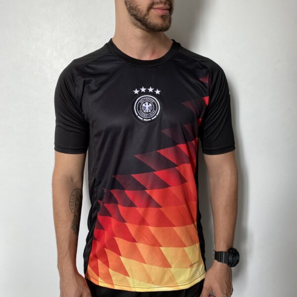 2024-08-15 15.10.32 Camisa Seleção Alemanha Pré-Jogo 2024/25 - Torcedor Masculina - Preto Predominante - EuroCopa 2024 Adidas - Imagem 2