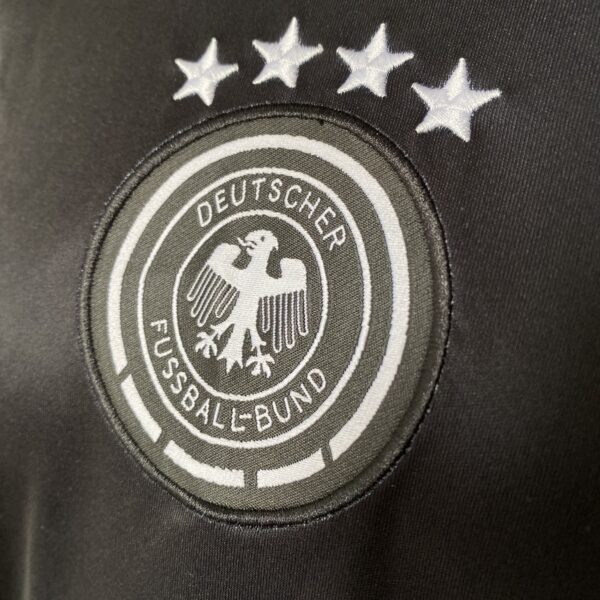 2024-08-15 15.11.12 Camisa Seleção Alemanha Pré-Jogo 2024/25 - Torcedor Masculina - Preto Predominante - EuroCopa 2024 Adidas - Imagem 3