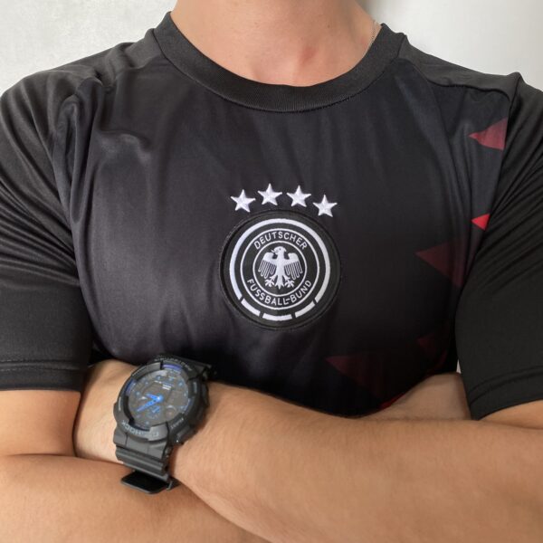 2024-08-15 15.11.52 Camisa Seleção Alemanha Pré-Jogo 2024/25 - Torcedor Masculina - Preto Predominante - EuroCopa 2024 Adidas - Imagem 4
