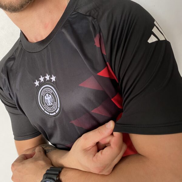 2024-08-15 15.12.06 Camisa Seleção Alemanha Pré-Jogo 2024/25 - Torcedor Masculina - Preto Predominante - EuroCopa 2024 Adidas - Imagem 5