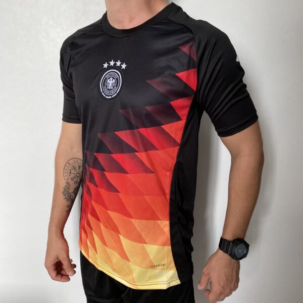 2024-08-15 15.12.31 Camisa Seleção Alemanha Pré-Jogo 2024/25 - Torcedor Masculina - Preto Predominante - EuroCopa 2024 Adidas - Imagem 7