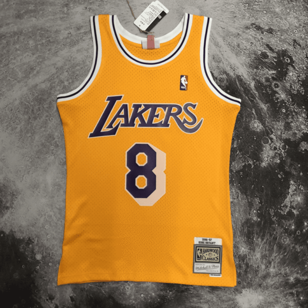 Camiseta Regata Basquete NBA Los Angeles Lakers 8 Kobe Bryant Mitchell & Ness Amarela 1996/97 - Imagem 17